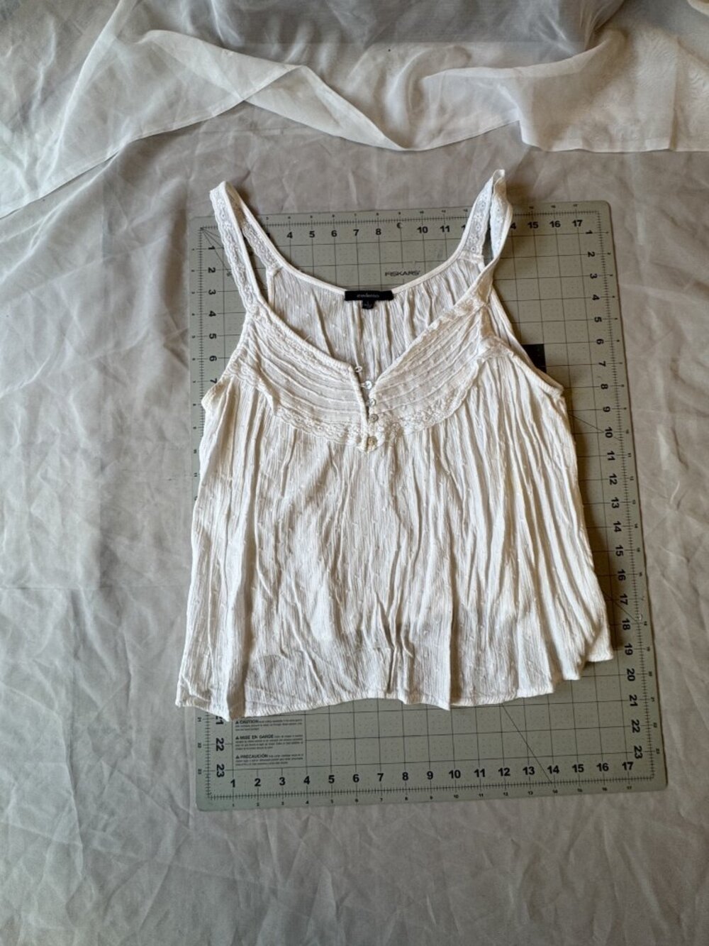 Ambiance White Crinkle Rayon Sleeveless Henley Tank Top Large Lace Trim